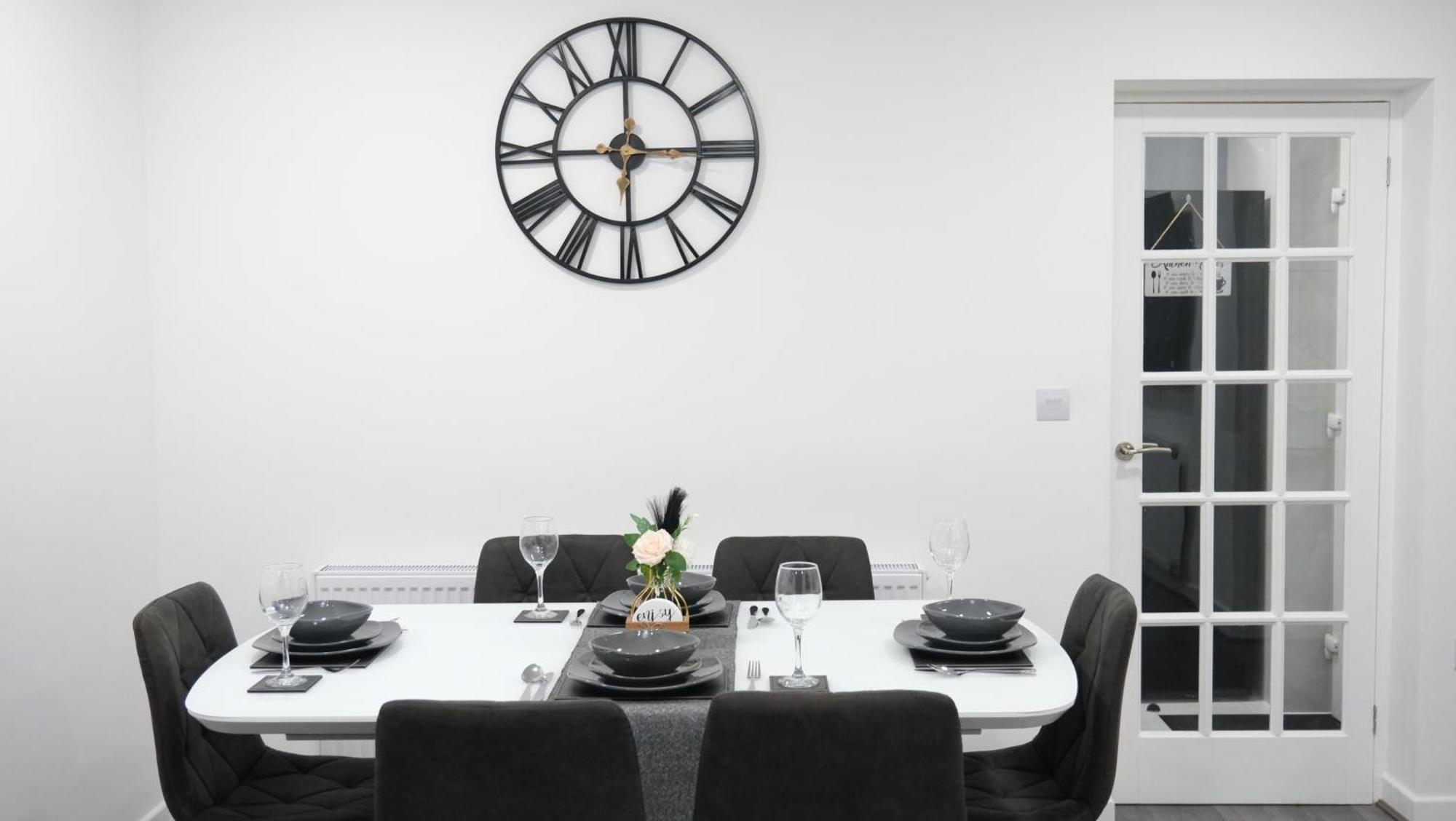 Etihcity - 3 Bedroom Semi - Free Parking Near Etihad Stadium, Tourist Attractions, Manchester City Centre, Transport And Motorway Links Next To Mcdonald'S - Sky N Netflix — Photos 3